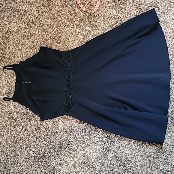 STUNNING NAVY A BYER SCALLOPED HALTER FIT AND FLARE EVENING PROM DRESS - Picture 4 of 9